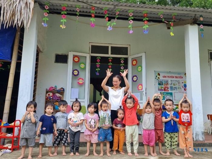 Buổi học ngày 21-10 chỉ có 12 bé đến lớp. Ngoài cô Tuần, ở đây còn có cô Hà Thị Đại (sinh năm1986) và cô Hà Thị Sen (sinh năm 1983). Hai cô giáo người dưới trung tâm xã, nên thường sáng đi chiều về. Hôm nào mưa to, các cô ở lại trường. “Khó khăn là thế, nhưg chỉ nhìn ánh mắt ngây thơ của các bé là chúng tôi quên ngay những mệt nhọc, đồng thời động viên nhau nỗ lực để chăm sóc và dạy bảo các cháu tốt nhất có thể”, cô Cao Thị Tuần chia sẻ.
