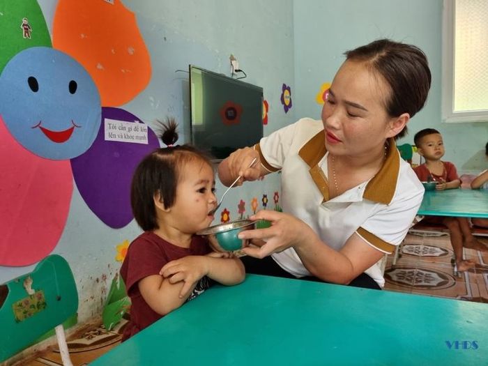 Các cô không chỉ dạy dỗ các bé lớn mà phải đút từng thìa cháo cho các bạn nhỏ. Trong đó, bé Ngân Đăng Khôi dù 5 tuổi nhưng chưa biết nói.