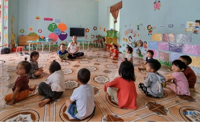 Cô giáo Cao Thị Tuần (sinh năm 1987) là người con của bản Đun Pù, chia sẻ: Khu Đun Pù có tổng 16 bé ở 4 độ tuổi. Trong đó có 5 bé ở độ tuổi nhà trẻ, 7 bé 3 tuổi, 3 bé 4 tuổi, và 1 bé 5 tuổi. Hằng ngày, các bé được ăn, ngủ bán trú tại lớp học do giáo viên và đại diện phụ huynh tổ chức nấu ăn.