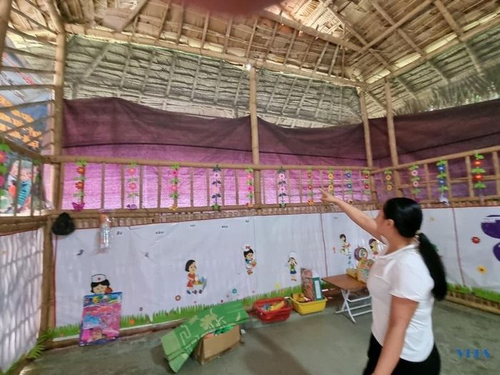 Khó khăn nhất của cô trò ở khu Đun Pù là thiếu thốn về cơ sở vật chất, trường lớp tạm bợ. Gian nhà tranh, mối lên nhiều nên đã mọt gần hết. Khi trời mưa hoặc có gió lạnh, các cô giáo phải dùng bạt để che chắn, tránh gió thốc vào. “Mong muốn của chúng tôi là thay vì trường lớp tạm bợ, các con sẽ có lớp học kiên cố để cả cô và trò bớt đi những khó khăn”, cô Hà Thị Sen chia sẻ.
