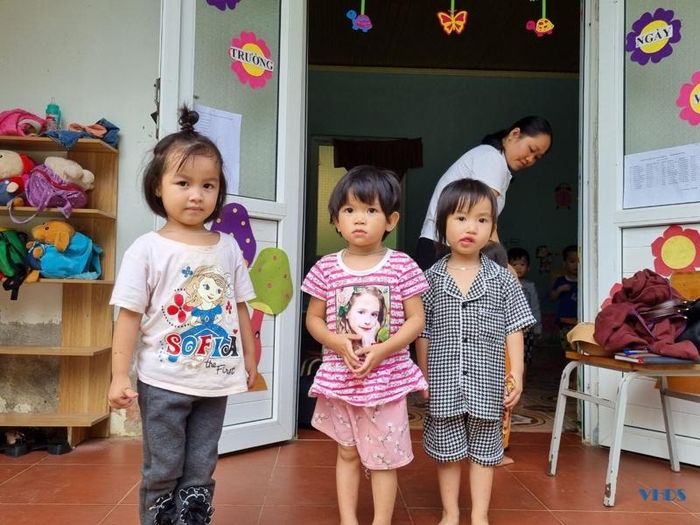 Trong 16 bé, có 2 bé người dân tộc Mường, số còn lại là người dân tộc Thái.