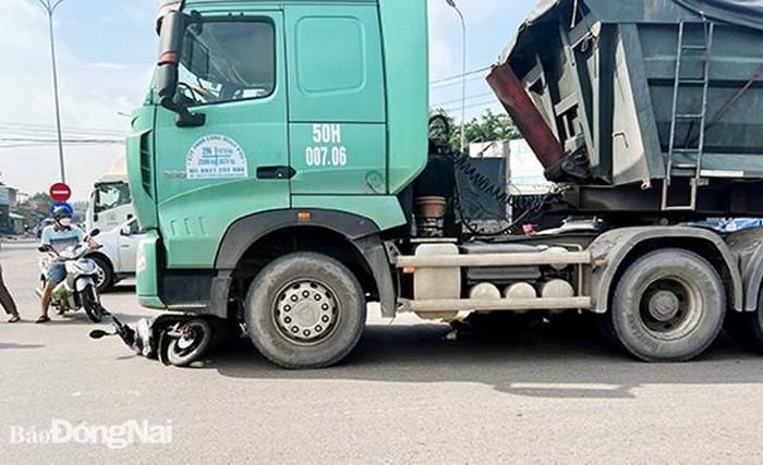 Hiện trường vụ tai nạn giao thông tại khu vực vòng xoay Cổng 11 sáng 11-10. Ảnh: CTV