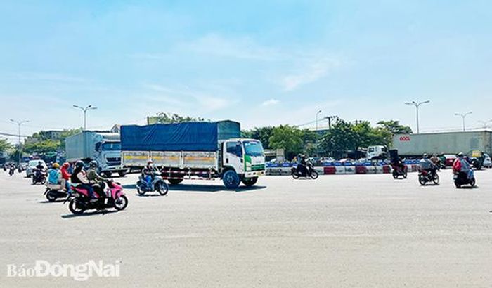 Xe cộ lưu thông qua vòng xoay Cổng 11 rất lộn xộn. Ảnh: Đ.TÙng