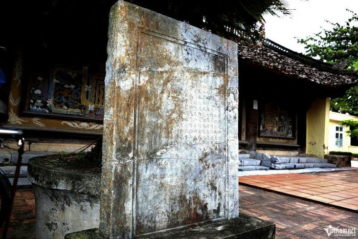 Hiện di tích nghè Nguyệt Viên vẫn còn tấm bia ghi danh 11 vị tiến sĩ của làng Nguyệt Viên đỗ đạt thời Phong kiến.