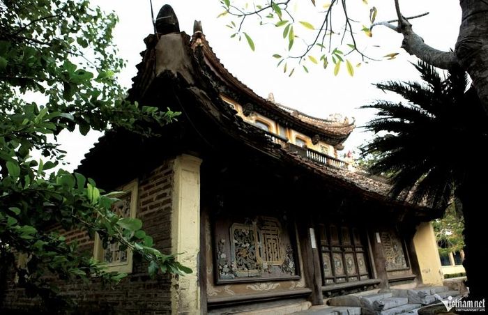 Kiến trúc cầu kỳ đẹp mắt cùng với những đường nét điêu khắc nghệ thuật tinh xảo tạo cho nghè Nguyệt Viên thêm phần linh thiêng, trang trọng vừa thực sự gần gũi, gắn bó với cuộc sống đời thường của người dân trong làng.