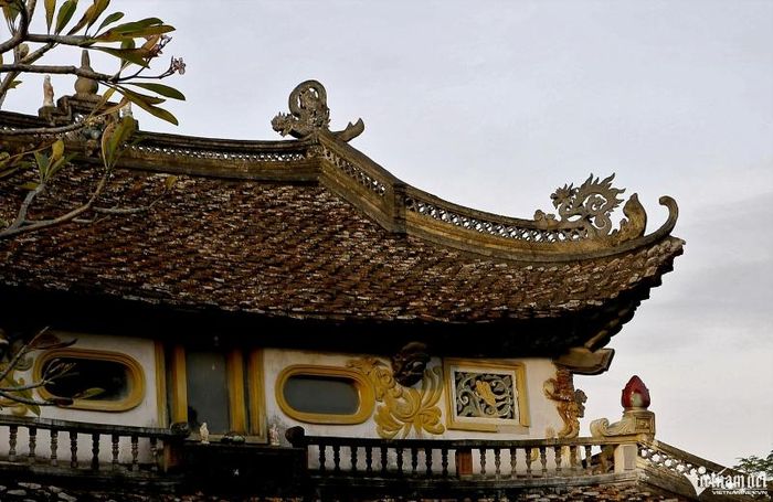 Nghè Nguyệt Viên có kiến trúc độc đáo. Hiện nơi đây còn lưu giữ được nhiều mảng chạm khắc trang trí tinh tế, đặc sắc, tiêu biểu cho nghệ thuật thời Nguyễn đầu thế kỷ XIX. Các hình ảnh đầu rồng, phượng, lân được khắc vào từng vị trí cố định trên các đầu dư, rường, các góc đầu nối với các cột cái... một cách mềm mại, uyển chuyển nhưng vẫn toát lên sự sắc sảo, uy nghi.