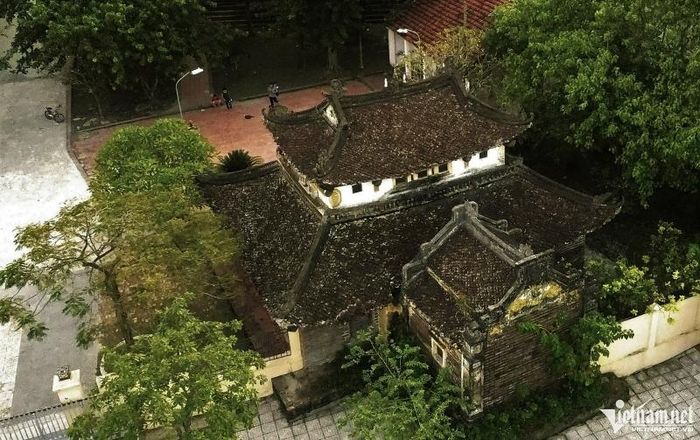 Trước đây, Nghè nằm trong khuôn viên có quy mô lớn của làng Nguyệt Viên, có giếng nước, cầu đá cùng nhiều cây cổ thụ. Qua thời gian, các công trình trên bị dỡ bỏ, để lại duy nhất nghè này. Đến nay, công trình nằm trên một diện tích chừng 2.500m2.