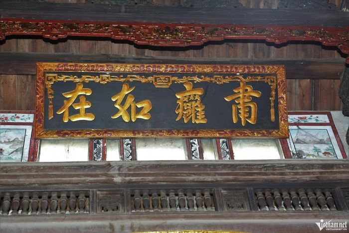 Bức đại tự trên trong nghè Nguyệt Viên qua bao thời gian vẫn còn nguyên vẹn.