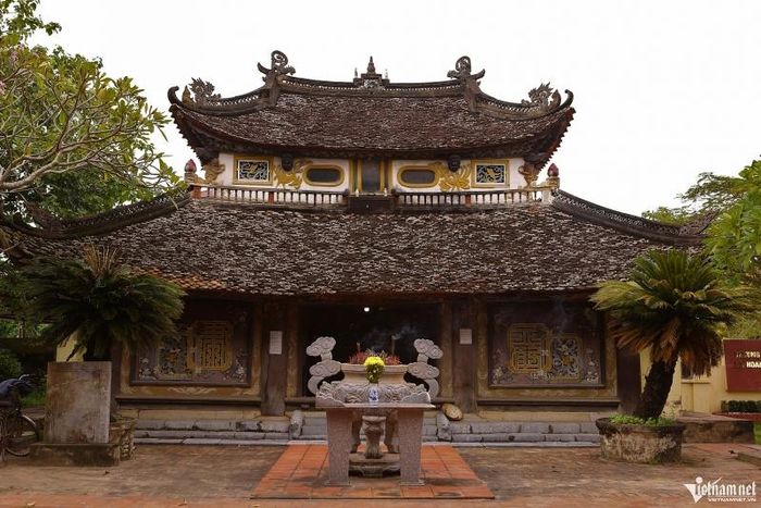 Nghè Nguyệt Viên được xây dựng từ năm 1593. Khác với nhiều di tích, người được thờ ở nghè Nguyệt Viên lại là một nữ Thành hoàng làng - với bài vị ghi rõ "Chương vĩ dực bảo Trung hưng Thượng đẳng thần".