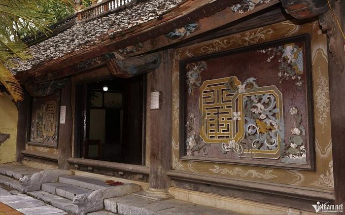 Nghè có cấu trúc một gian hai chái, bố cục gần giống hình vuông, kết cấu vì kèo khá đặc biệt. Ngoài ra, bộ khung gỗ của nghè vững chắc, bề thế với những mảng chạm khắc nghệ thuật các linh vật, hoa lá tỉ mỉ.