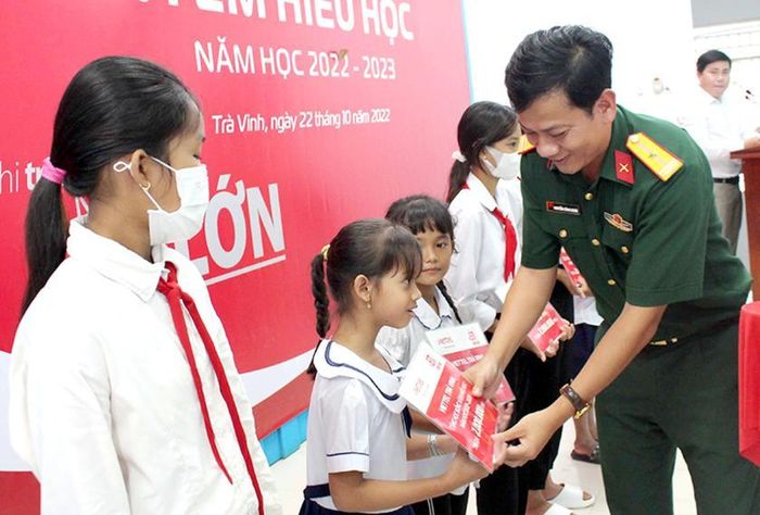 Thiếu tá Nguyễn Công Danh, Phó Giám đốc Viettel Trà Vinh trao học bổng cho học sinh huyện Cầu Ngang. Ảnh: Mỹ Nhân