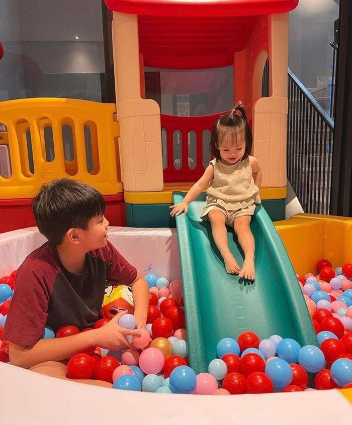 Trong phòng Suchin không thể thiếu góc vận động. Vận động trong phương pháp Montessori được chia thành hai hình thức vận động tinh và vận động thô.