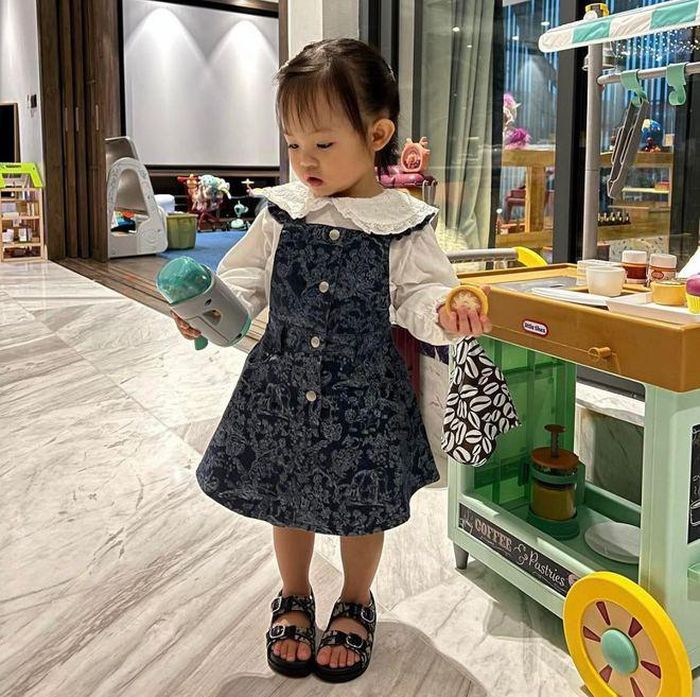 Không gian phòng rộng rãi, khắp nơi để rất nhiều đồ chơi.