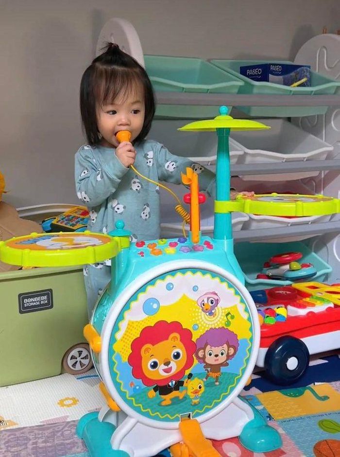 Việc xây dựng cảm xúc cho con cũng rất quan trọng. Và lẽ dĩ nhiên không thể thiếu những đồ chơi thiên về khơi gợi cảm xúc, âm nhạc trong phòng.