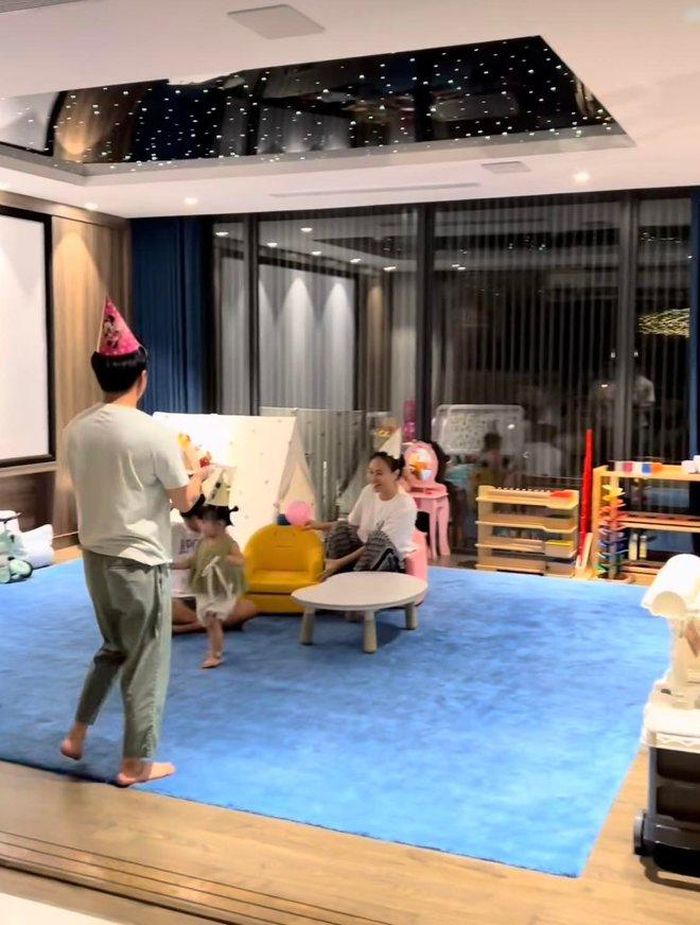 Có thể thấy trong hình, vợ chồng Cường đô la và Đàm Thu Trang đã chuẩn bị cho bé những bộ bàn ghế học tập có kích thước phù hợp với vóc dáng của con, để con chủ động và hứng thú trong mỗi giờ học, luyện chữ.