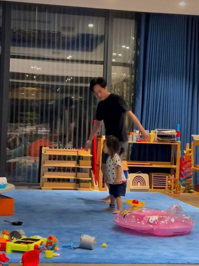 Trong phương pháp giáo dục Montessori rất quan trọng việc có không gian cho trẻ vận động tinh. Đó là cách để bé phát triển trí tuệ thông qua các hoạt động tự khám phá. Trong phòng Suchin được bao xung quanh bởi nhiều các góc giúp bé có thể sẵn sàng hoạt động tinh bất cứ khi nào bé muốn.