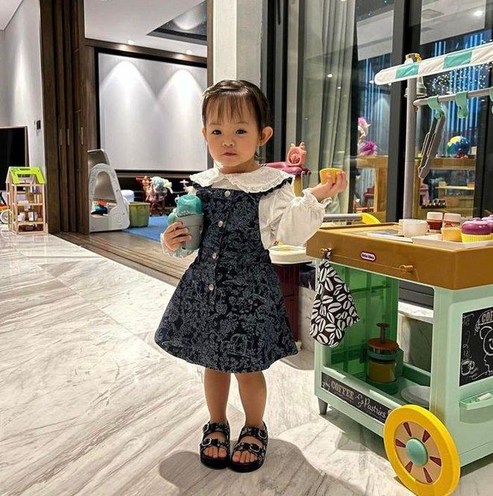 Nguyên cả một phòng rất rộng dành riêng cho bé.