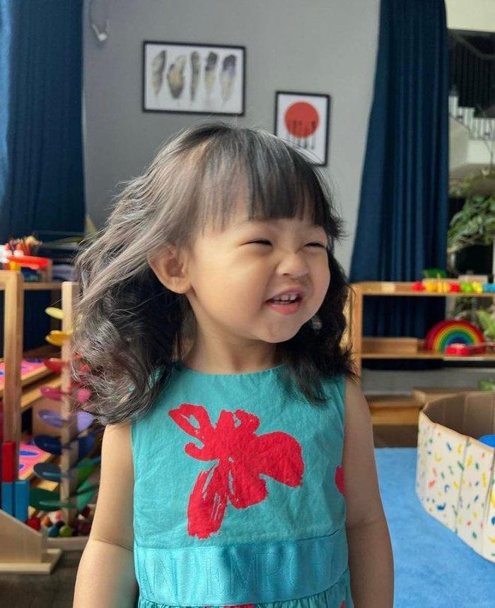 Học cụ Montessori bày khắp nơi trong phòng.