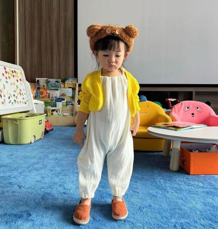 Có thể để ý giá sách nhỏ và bảng học phía sau Suchin, là nơi cô bé rất yêu thích. Thiết kế phòng Montessori cho bé không thể thiếu những chiếc kệ để ba mẹ có thể trưng bày những cuốn sách, những vật dụng phục vụ hoạt động học tập cho bé. Đặc biệt khi con lớn lên, con có thể chủ động sắp xếp các cuốn sách, thu dọn ngăn nắp các món đồ chơi lên kệ, hình thành thói quen gọn gàng cho bé ngay từ khi còn nhỏ.