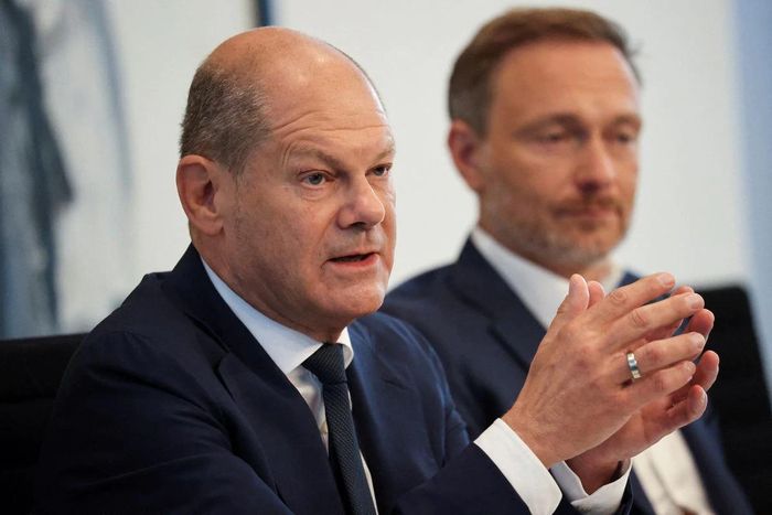  Thủ tướng Đức Olaf Scholz phát biểu trước truyền thông sau khi ba đảng trong liên minh cầm quyền tại Đức thông báo về gói cứu trợ mới. Ảnh: Reuters. 