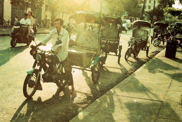 Xe lôi máy xếp hàng dài trên đường phố chờ khách