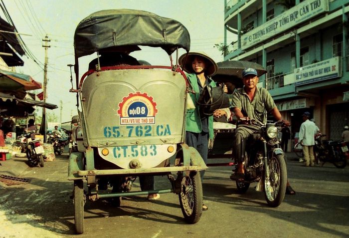 Sau lưng mỗi thùng xe là số đăng ký, tên đơn vị quản lý xe
