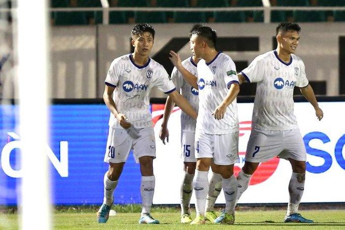Phan Văn Đức lập cú đúp giúp Sông Lam Nghệ An có 1 điểm trên sân Thống Nhất