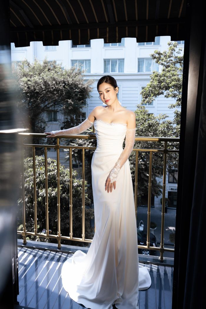 Đám cưới Đỗ Mỹ Linh và doanh nhân Vinh Quang tổ chức ở trung tâm tiệc cưới sang trọng tại Hà Nội. Hôn lễ diễn ra đúng nền nếp truyền thống, an ninh thắt chặt. 