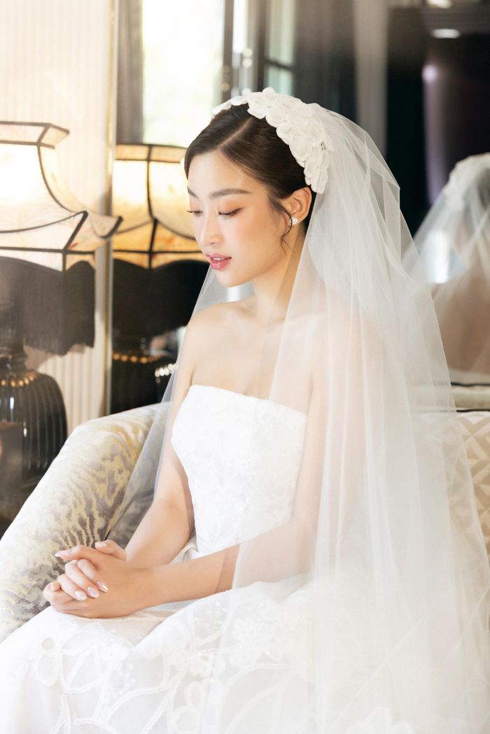 Thời điểm làm lễ, Hoa hậu Việt Nam 2016 chọn váy cưới cúp ngực phối ren kèm voan đội đầu. Cô trang điểm nhẹ nhàng, nền nã cho tiệc tối.