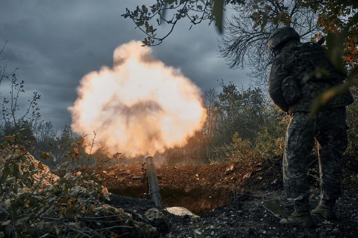 Binh sĩ Ukraine bắn pháo vào vị trí của Nga ở Bakhmut, vùng Donetsk ngày 21/10/2022. Ảnh: AP
