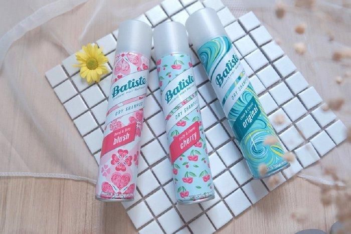 Đây chắc chắn là cứu tinh cho các cô nàng có mái tóc bết do dầu, khói bụi nhưng không thể gội đầu luôn và ngay. Hãy xịt dầu gội khô cách xa chân tóc 20cm rồi dùng lược để chải mượt tóc. Có thể xịt từng phần để đảm bảo không bỏ sót vị trí nào trên da đầu (Ảnh: Pinterest)