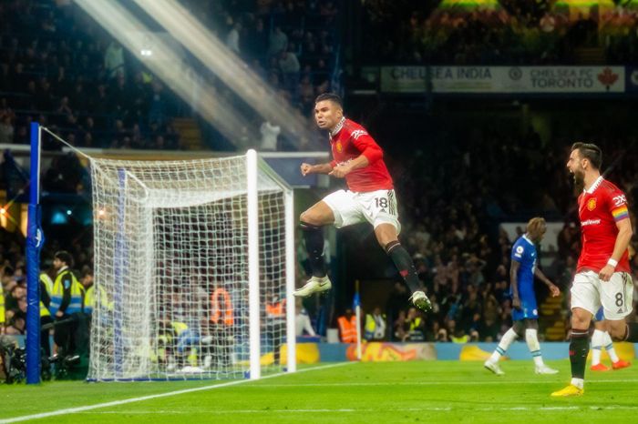 Casemiro tỏa sáng với cú đánh đầu hiểm hóc đem về trận hòa quý giá cho M.U. Ảnh: Internet