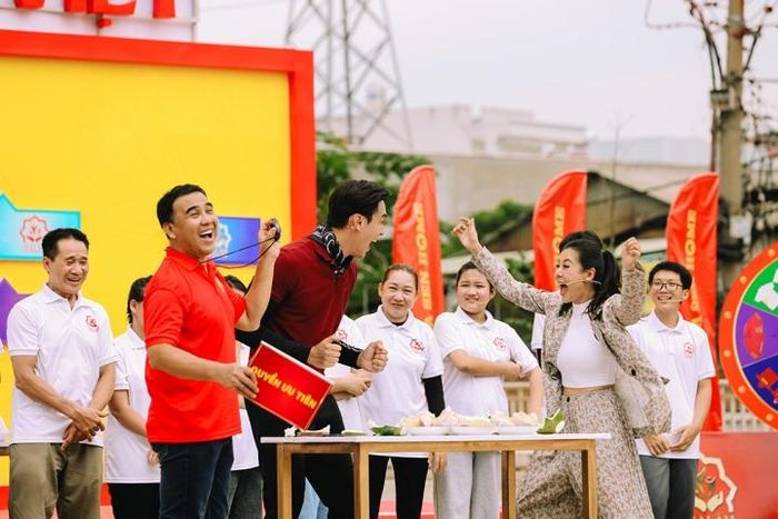 Nam Thư và Thuận Nguyễn lăn xả hết mình thi tham gia chương trình.
