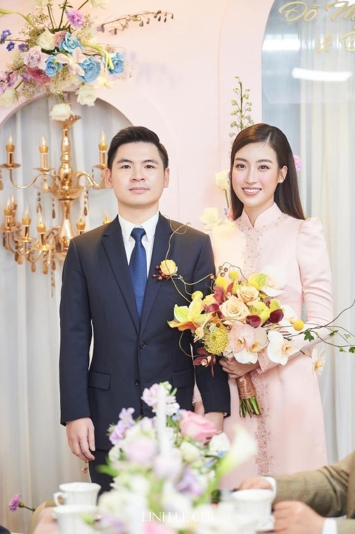Đỗ Mỹ Linh rạng ngời bên doanh nhân Đỗ Vinh Quang trong lễ rước dâu.
