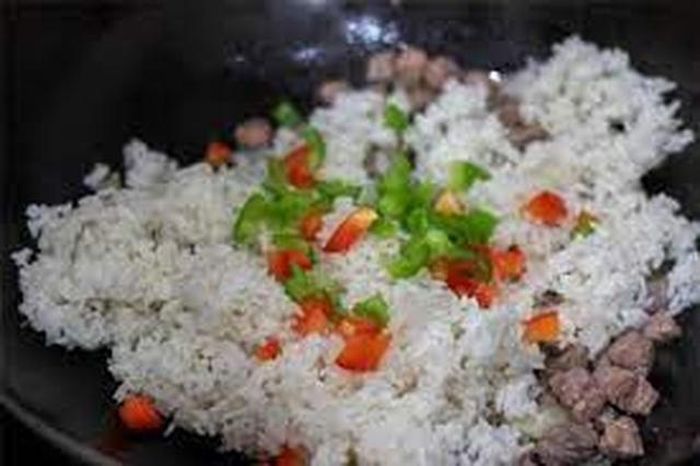 Cơm rang mắm tép đậm đà, thơm ngon ăn cùng lát khế chua dịu sẽ giúp cho món cơm chiên này thêm phần hấp dẫn, không ngán, rất lạ miệng, rẻ tiền và hấp dẫn. Ảnh minh họa.