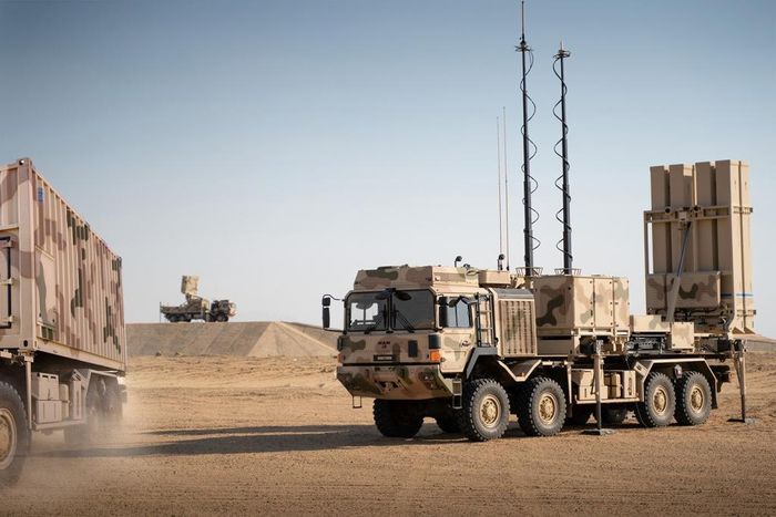 Cơ sở của radar kỹ thuật số hoàn toàn này là một mảng ăng ten hoạt động theo từng giai đoạn được làm bằng gali nitride, xử lý tín hiệu đa chùm và xung doppler, đồng thời cho phép làm việc trong điều kiện nhiễu dày đặc và mật độ mục tiêu cao.