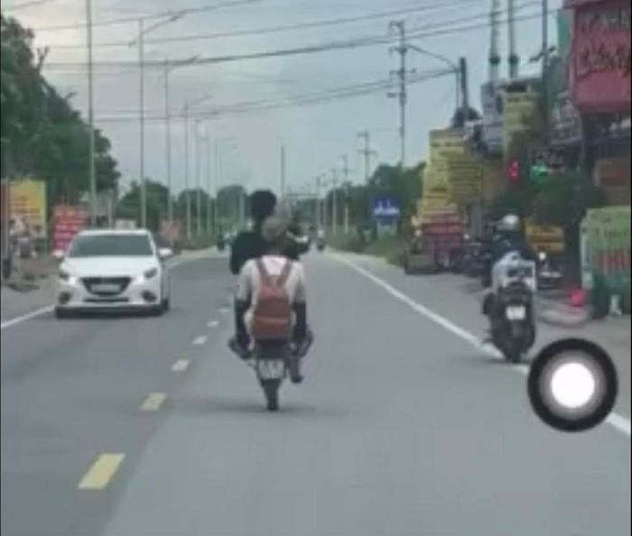 Hình ảnh các đối tượng "bốc đầu" xe máy trên đường