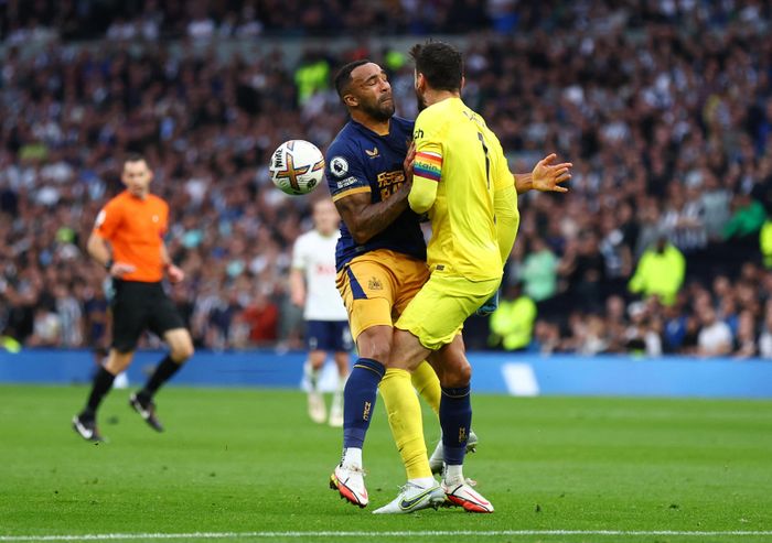  Spurs phung phí cơ hội, để rồi trả giá đắt bằng sai lầm của cá nhân. Hugo Lloris, cái tên giàu kinh nghiệm nhất hàng thủ đội chủ mắc liền 2 lỗi dẫn đến bàn thua. Phút 31, đội trưởng tuyển quốc gia Pháp băng ra ngoài vùng cấm nhưng không thể phá bóng. Callum Wilson chớp cơ hội dứt điểm vào khung thành trống, mở tỷ số. 