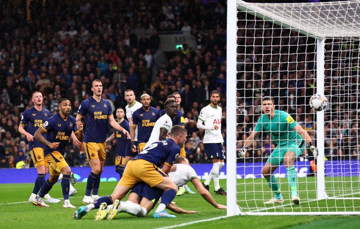  Spurs không còn lựa chọn ngoài việc đẩy cao đội hình để tìm bàn gỡ. Phút 54, Harry Kane chọn vị trí chuẩn xác để đánh đầu tung lưới Nick Pope, sau quả tạt của Clement Lenglet. 