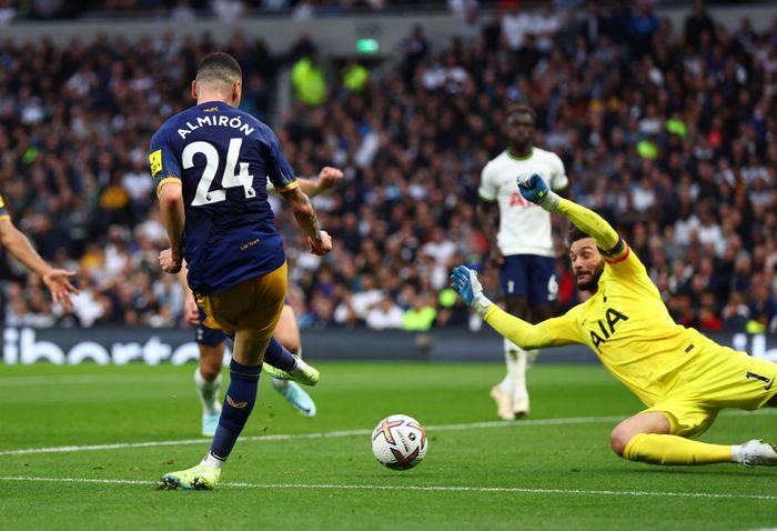 Phút 40, đường chuyền lỗi của Lloris đưa bóng đến vị trí của Sean Longstaff. Số 36 chọc khe để Miguel Almiron thoát xuống, dứt điểm kỹ thuật từ góc hẹp, nâng tỷ số lên 2-0 cho "Chích chòe". 