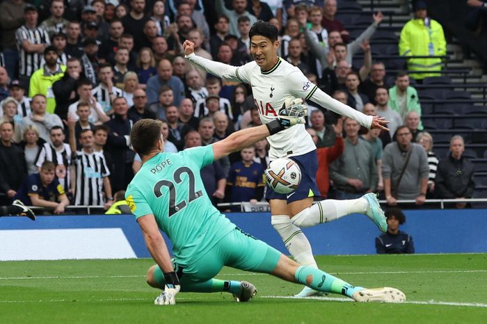  Với lợi thế sân nhà, Tottenham tạo thế trận áp đảo sau tiếng còi khai cuộc. Ngay phút 11, Son Heung-min có cơ hội ngon ăn, nhưng tiền đạo người Hàn Quốc không thể ghi bàn khi đối mặt thủ thành Nick Pope. 