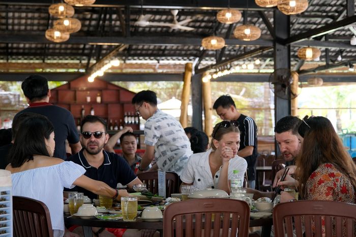  Một địa điểm phục vụ thức ăn cho du khách tại bãi Sao. Theo một nhân viên quán, việc kinh doanh khá ế ẩm vì vắng khách. Nhiều khi, mỗi ngày nơi này chỉ đón 2-3 đoàn khách, số lượng vài chục người. 