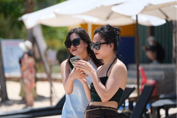  "Em thỉnh thoảng đến bãi Sao để vui chơi cùng bạn bè. Chúng em khá ấn tượng vì nơi đây bãi cát trắng mịn, nước biển trong xanh. Nếu bãi Sao được đầu tư hoặc chỉnh trang hạ tầng du lịch sẽ thu hút hơn", một nữ du khách cho biết. 