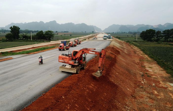 Các dự án cao tốc Bắc - Nam giai đoạn 2017-2020 phải điều chỉnh bề rộng nền đường để bổ sung điểm dừng xe khẩn cấp. Ảnh: Ngọc Tân.