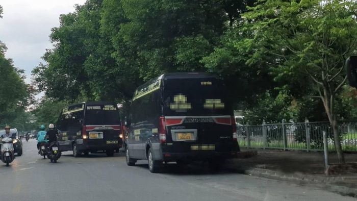 Xe Limousine dừng đỗ khu vực công viên Cầu Giấy. Ảnh: Tuấn Anh