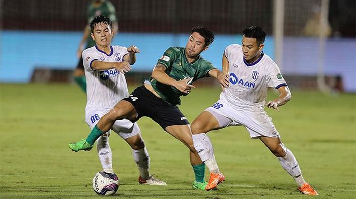 SLNA (trắng) khiến Lee Nguyễn và TPHCM tiếp tục nằm dưới đáy bảng sau trận hòa 2-2 tối 23/10. Ảnh: VPF