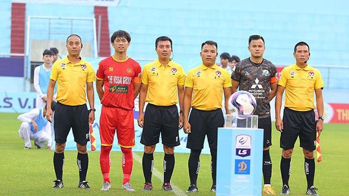 Đội trưởng Trần Thanh Sơn của Công an Nhân dân (đỏ) đã tỏa sáng ngoạn mục chiều 24/10 để ấn định chiến thắng chung cuộc 2-1 trước Phố Hiến. Ảnh: VPF