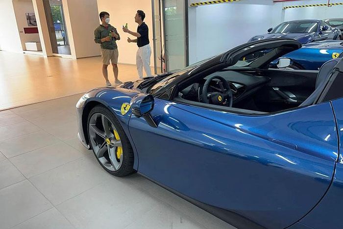 Như vậy, sau 17 tháng chờ đợi, cuối cùng, chiếc Ferrari SF90 Spider mui trần cũng đã có mặt trong garage xe nhà Cường Đô la. Hình ảnh mới nhất cho thấy, chồng của Đàm Thu Trang đang chăm sóc chiếc xe Ferrari SF90 Spider của mình khi tháo bánh ra lau chùi và cho rằng quá vất vả với đam mê này.