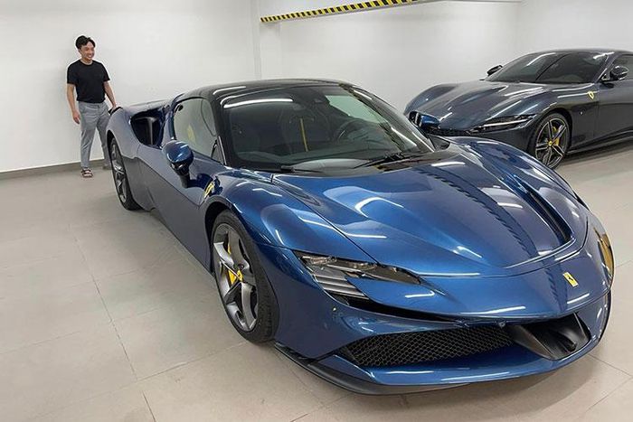 Giá xe Ferrari SF90 Spider tại Việt Nam theo diện chính hãng hiện vẫn không được tiết lộ, nhưng theo đồn đoán sẽ không dưới 38 tỷ đồng hoặc có thể phải trên 40 tỷ đồng nếu thêm những chi tiết cá nhân hóa như của Cường Đô la. Tại thị trường Mỹ, Ferrari SF90 Spider có giá bán từ 557.000 USD (tương đương khoảng 13,2 tỷ đồng).