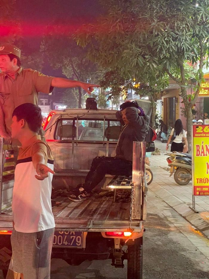 Đối tượng Hoàng bị lực lượng chức năng cùng người dân khống chế ngay sau đó